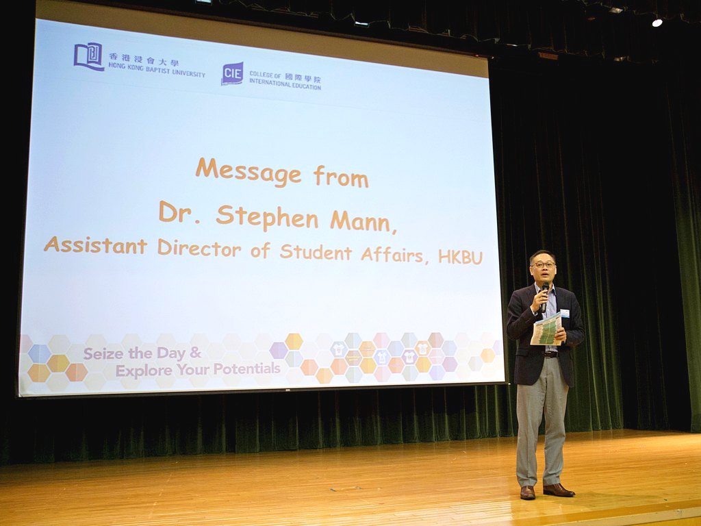 浸大学生事务处助理辅导长万家辉博士鼓励同学坚持自己的信念，主动参与不同类型的活动，发挥所长。