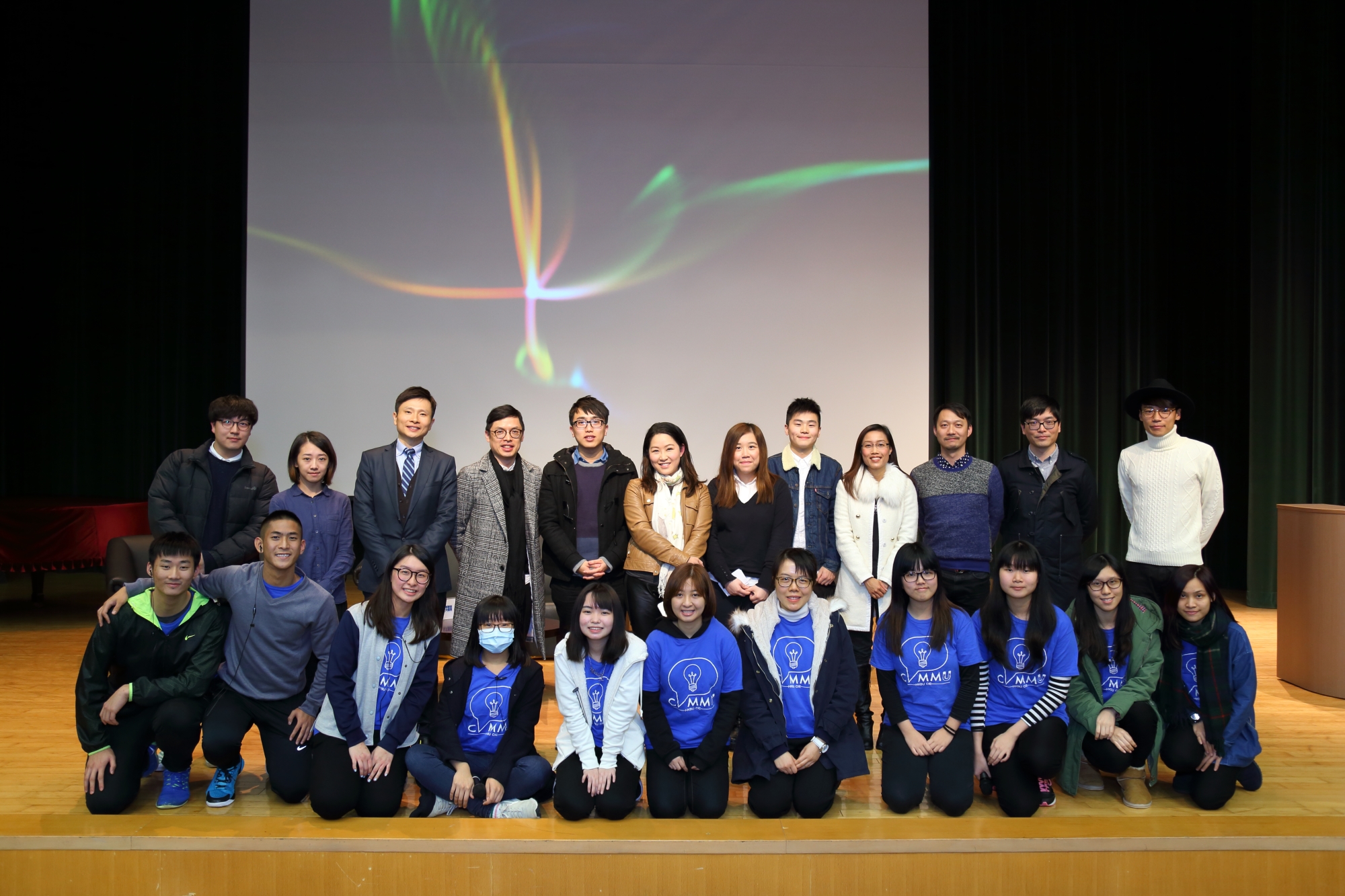 三位嘉賓與國際學院總監劉信信博士（後排左三）、副總監林非恩博士（後排右二）、傳理學部老師及傳理學會同學合照留念。