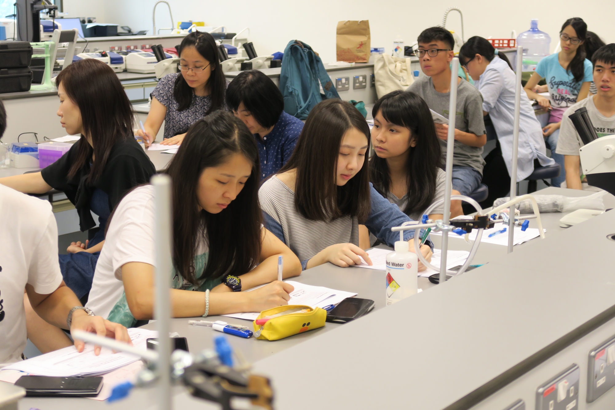 The students are attentive when attending the technical briefing on the operation system. 