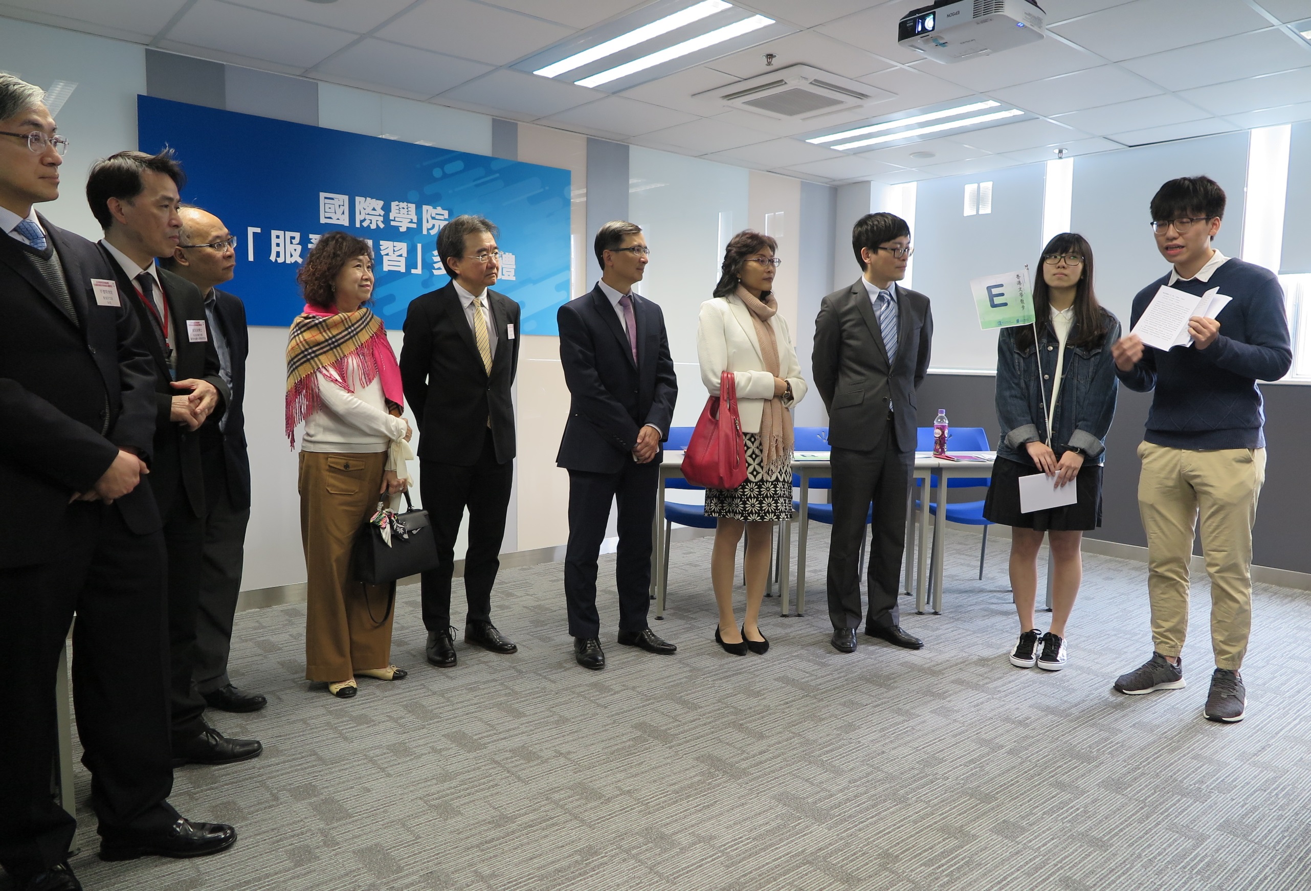 國際學院展示過去的「服務學習」項目，並由同學分享在「文學散步」活動中訓練中學生導賞員的經驗。
