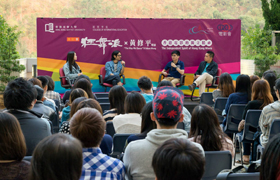 同學們專心聆聽黃修平導演的分享。