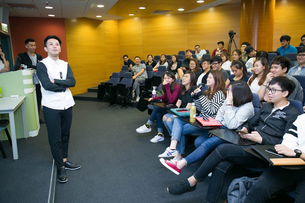 就同學發問有關網媒的問題，JASON也用有趣的方式回應，十分「吸睛」。