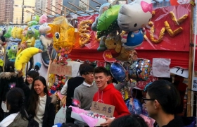 同學們施展渾身解數，吸引市民購買產品。
