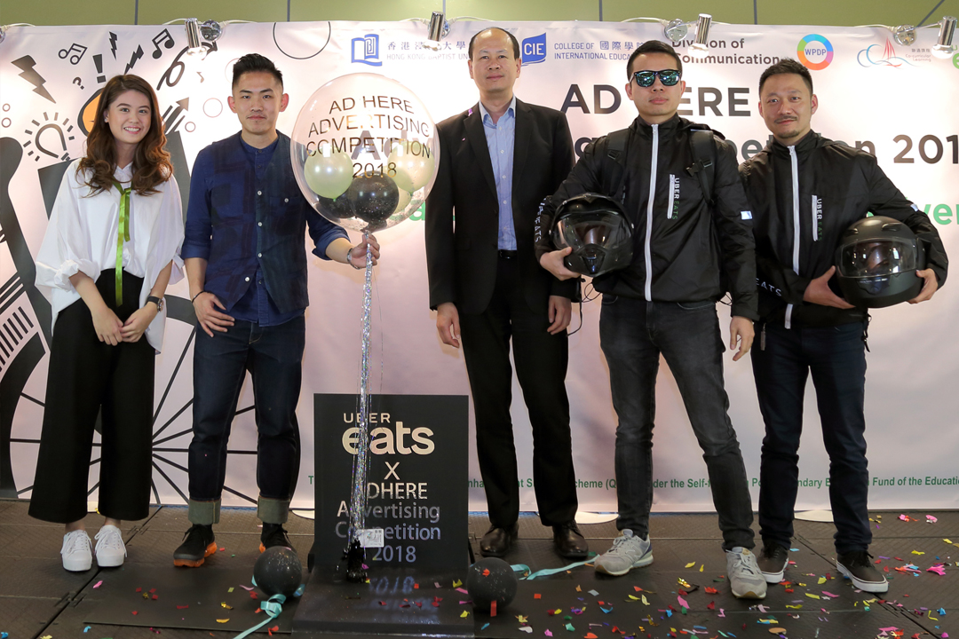 Uber Eats 品牌經理張適之先生（左二）與浸大國際學院署理總監梁萬如博士（中）主持「AD HERE 廣告大賽2018」開幕儀式。