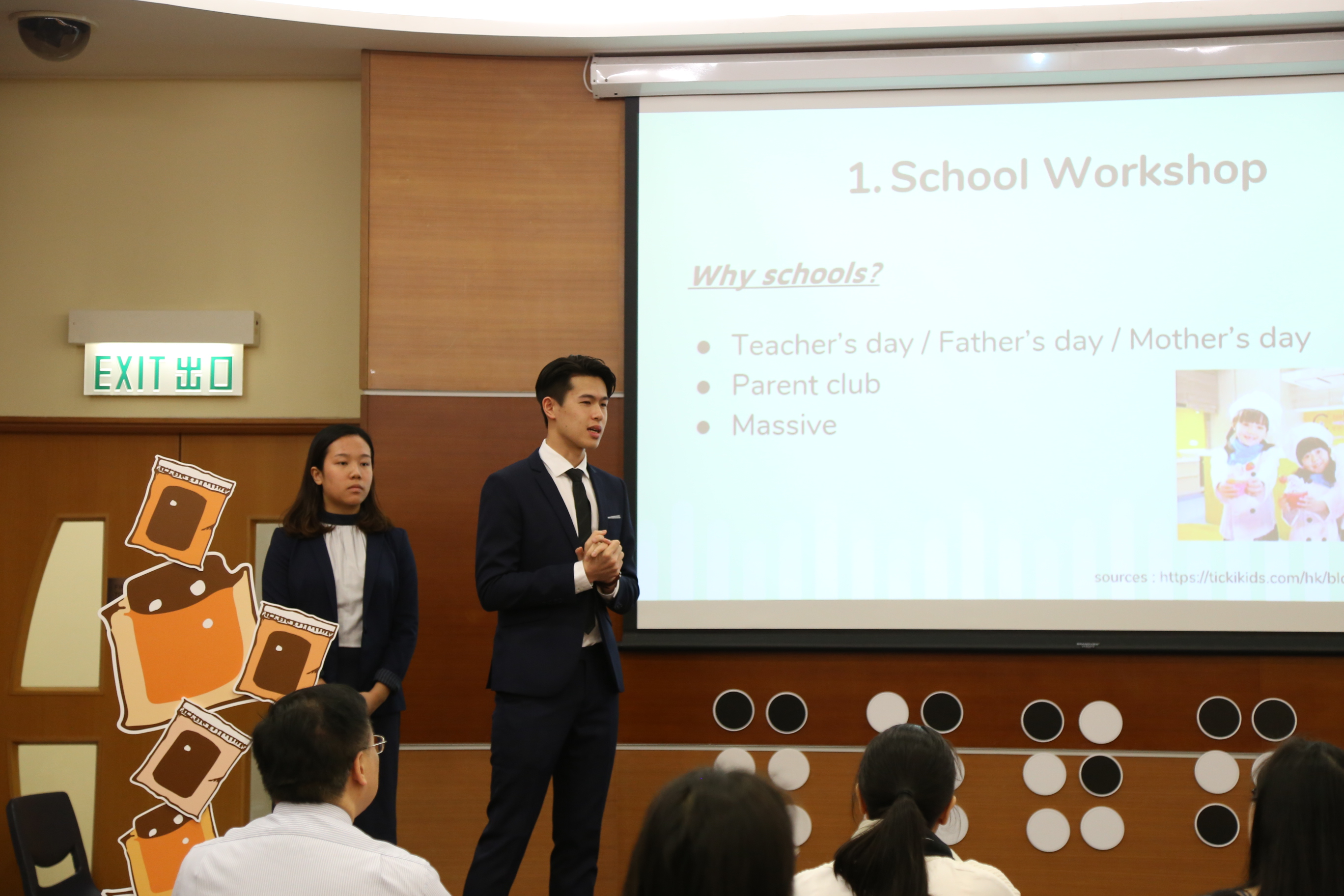 参赛队伍向评判团讲解其市场营销方案