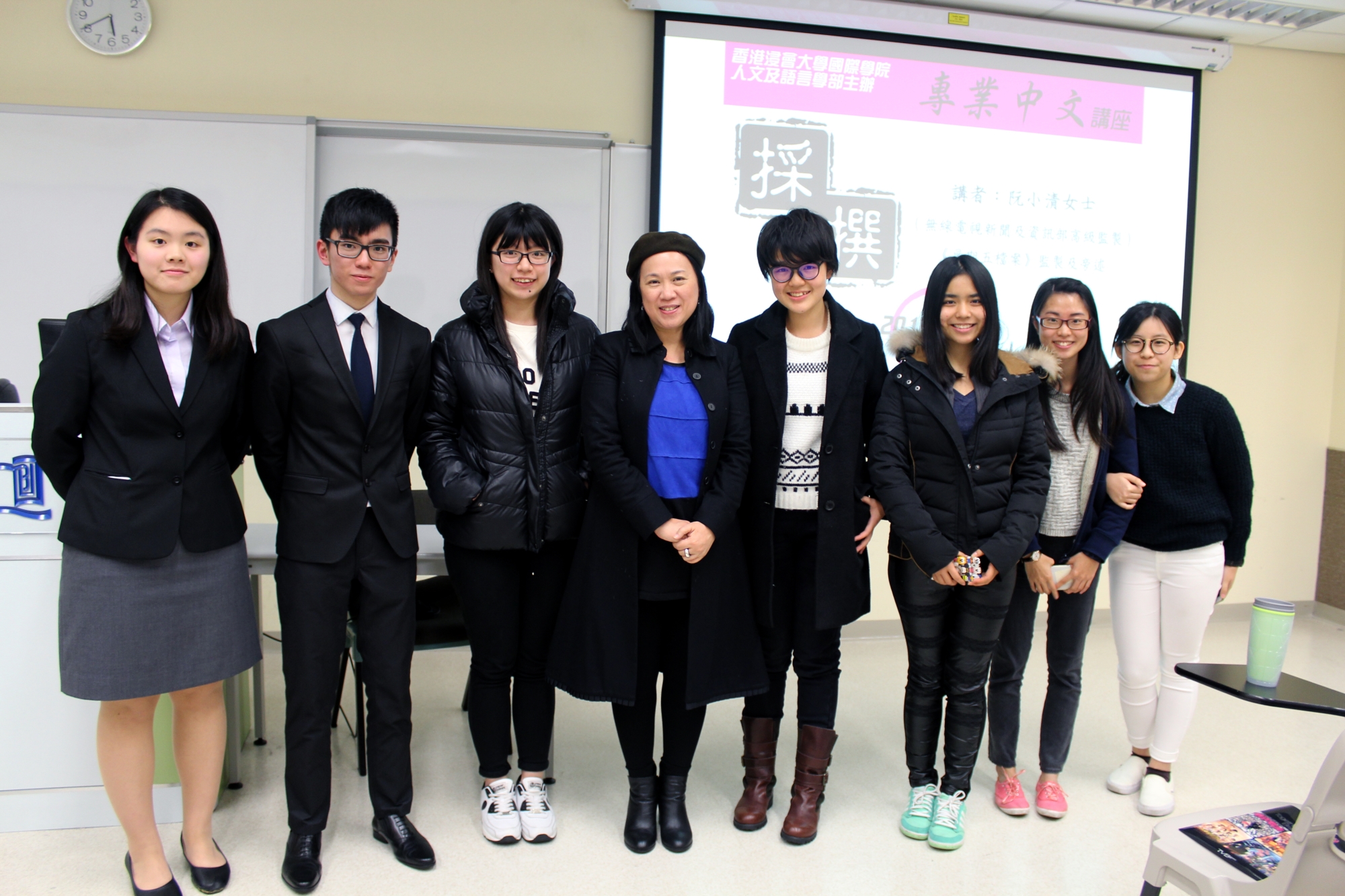 阮小清女士（左四）与学生司仪陈凯莹同学（左一）、黄凯宏同学（左二）及CIE同学合照留念。
