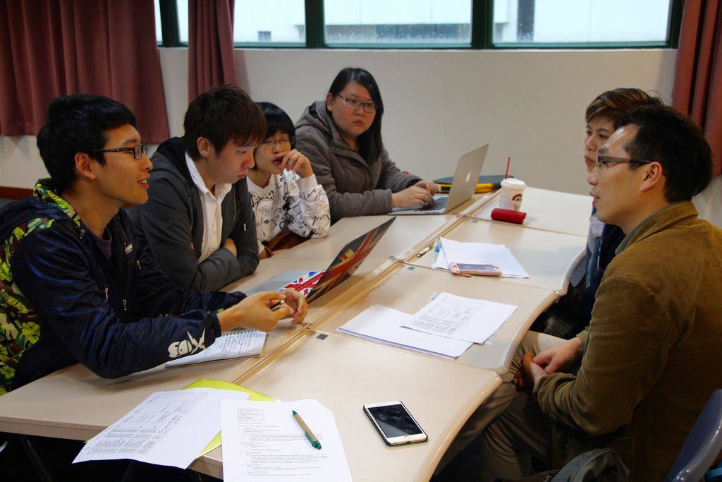 Students made best use of the interim consultation meeting to discuss their marketing proposals with the management of their assigned companies.