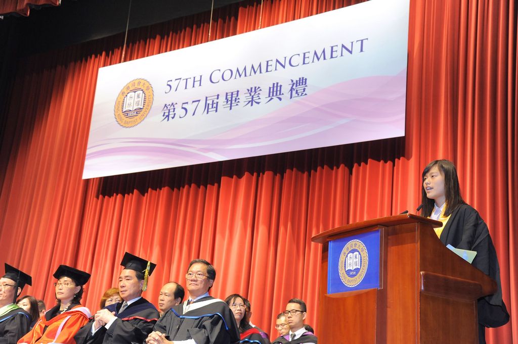 毕业生代表郑奕霖同学感谢师长、家人朋友的支持。