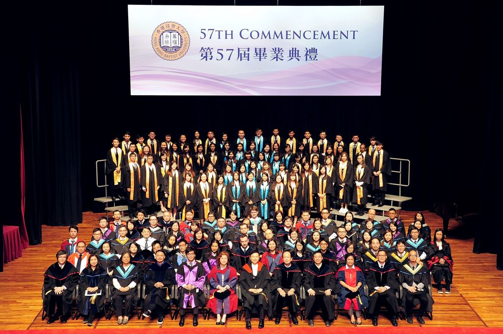 副学士毕业同学于典礼后与老师合照。