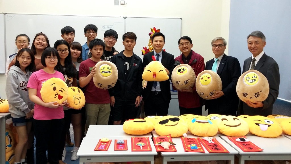 浸大國際學院總監劉信信博士（右四）、國際學院諮詢委員會委員楊浩明先生（右一）以及 香港中小型企業總商會會長巢國明先生（右二）， 為年宵團隊打氣」。