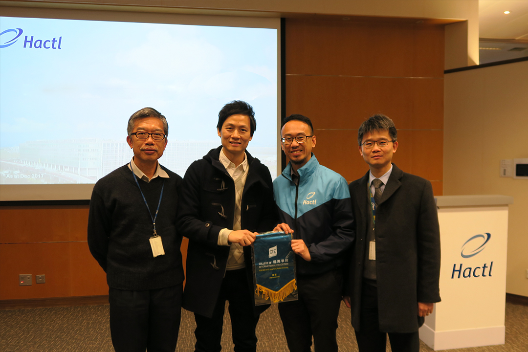 学院流动信息科技专修课程统筹陈宏达博士（左二）致送纪念品予香港空运货站高级信息技术专员祁焯坚先生（左一）、高级企业传讯主任彭义峻先生（右二）及高级经理（信息科技运作）李泽廷先生（右一）。