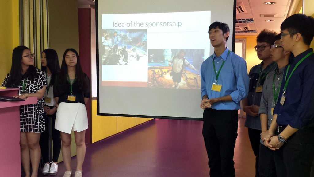 同學向海洋公園管理層作出簡報，詳述具備潛質的贊助商名單，以及海洋公園日後接觸這些品牌的具體執行建議。