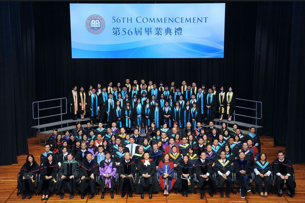 副学士毕业同学于典礼后与老师合照。