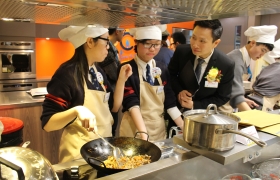 嘉宾评判就参赛菜式的色香味，营养价值以及能否带出「我.惜.食」主题作出评分。