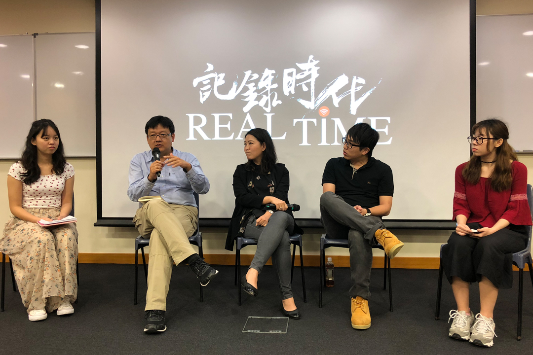 端傳媒總編輯李志德先生（左二）、香港樹仁大學新聞與傳播學系副主任李家文博士（中）、及「是敢的創作室有限公司」監製冼浩賢先生（右二）與同學分享對網媒生態之看法。