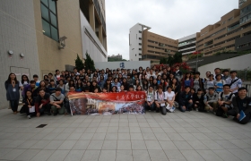 中學生對「文學散步」反應熱烈，近100名老師與同學參加文學散步導賞團，及下午舉行寫作工作坊。