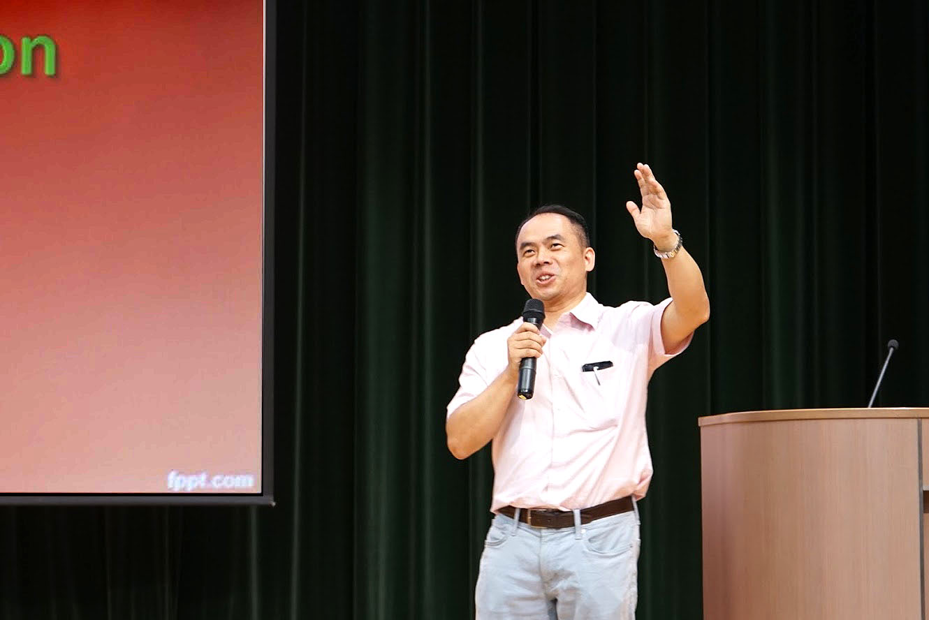 非本地生支持小组主席林惠文博士介绍学院概况。