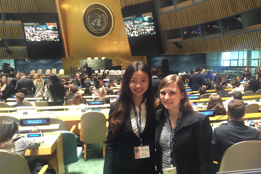 2016年蔺思含（左）到纽约参加国际模拟联合国会议 (National Model United Nations New York)，与浸大代表队赢得Honorable Mention Delegation 奖项。