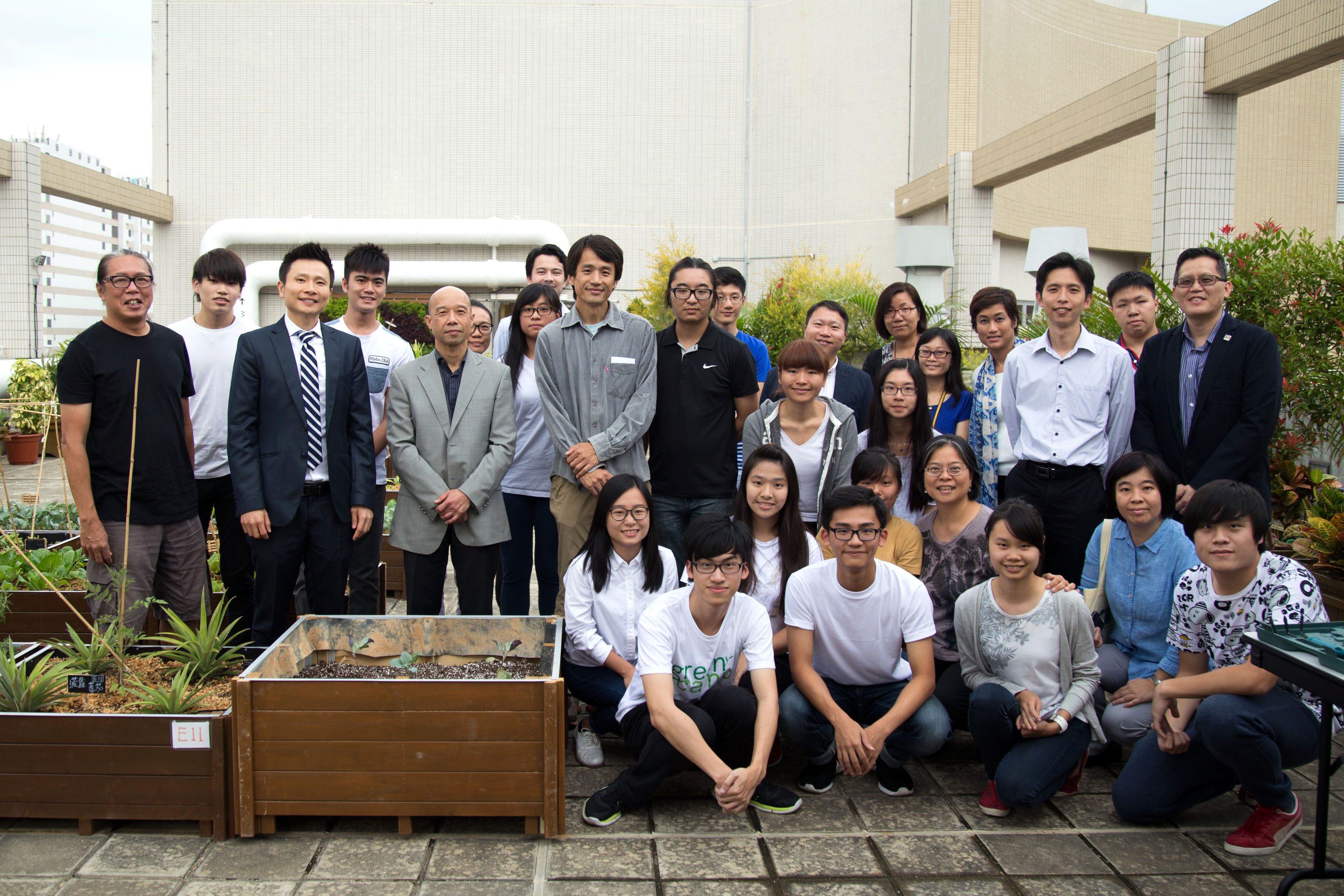 国际学院近年积极推动「天台有机种植计划」，一众嘉宾及师生于校园的天台农庄合照。