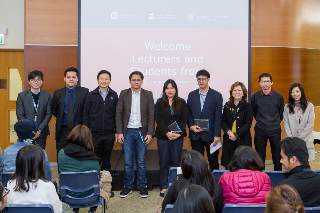Dr. Sam Lau, Director of CIE, joined by CIE’s International Committee members, presented souvenirs to our guest speakers from Thammasat University.