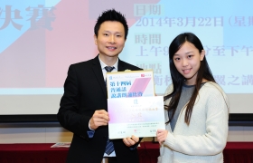 浸大國際學院總監劉信信博士頒獎給獨誦母語組亞軍蔣婷同學。