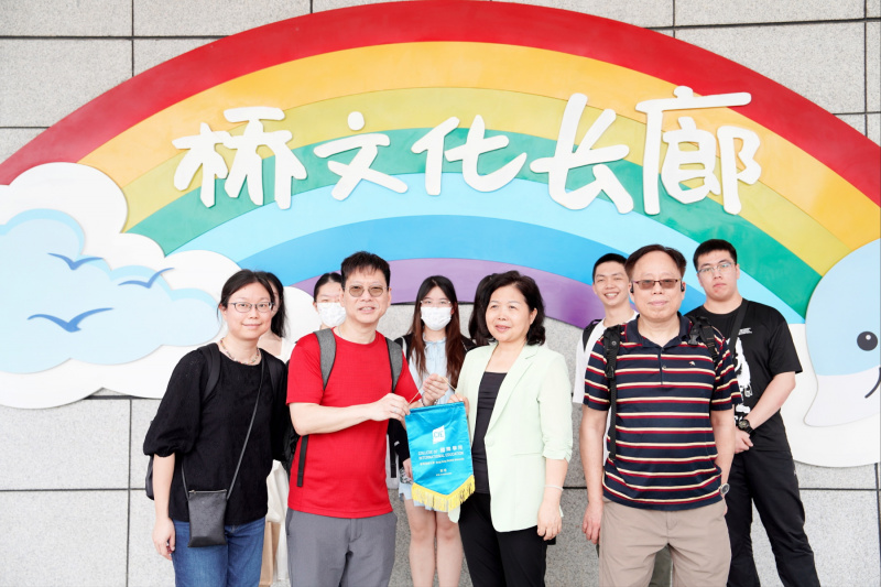 会计学商学士（荣誉）学位课程总监林保罗先生（前排左二）向珠海市政协港澳台侨与外事委副主任唐素华女士（前排右二）致送锦旗留念。