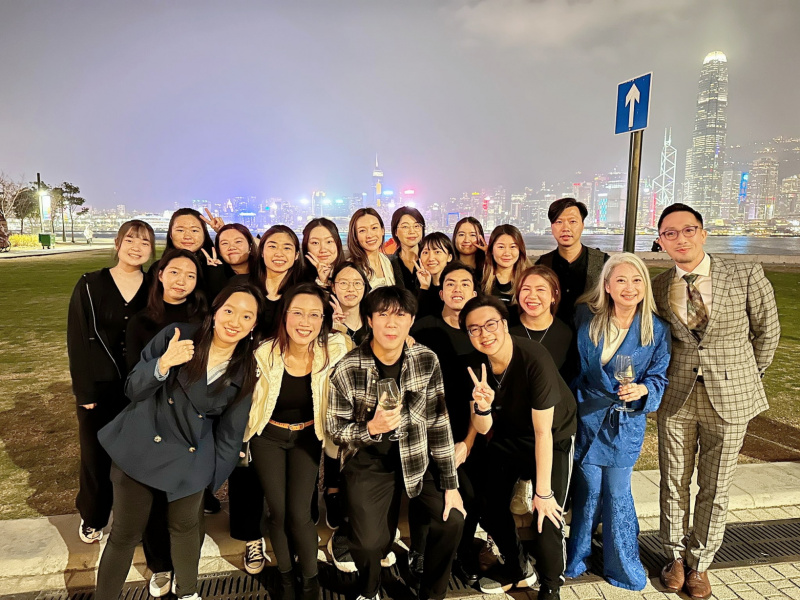 传理学部师生在庆功晚宴上，与颁奖典礼司仪香港广告商会 (HK4As) 执行总监朱俊美女士 (第二行右二)、颁奖嘉宾演员李佳芯小姐 (后排左六)、及电台节目主持人阮子健先生 (第二行右一) 合照。