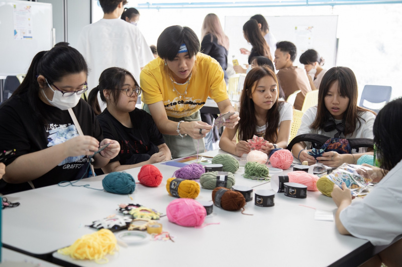 新生即场参与手工艺活动，与学兄学姊一同制作香薰、干花书签及毛线编织图形，乐也融融。
