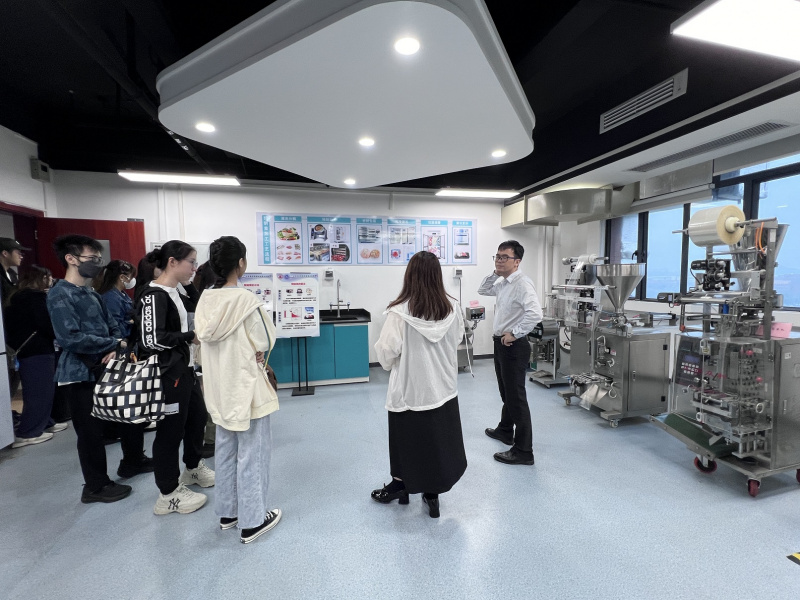 同学到佛山大学的食品与工程学院参观，考察不同实验室。当中同学更认识新仪器和技术，例如凯氏定氮仪是检测食品中蛋白质含量的方法。