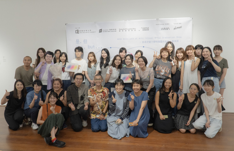 浸大国际学院视觉艺术副学士毕业展2024以「是，但」为主题，展出32位同学的创作，共48件作品，充分展现同学在创作过程中「是，但认真地想更完美」的坚持。