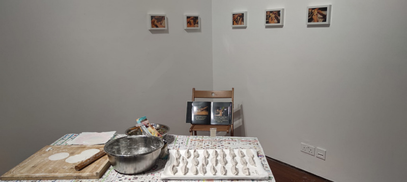 作品《我回憶中的星期日，六點半》以布料和繡線做出餃子，並用不同物料重現兒時祖母為家人包餃子的情景。