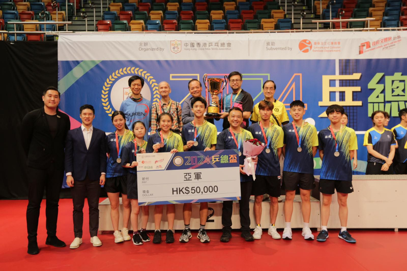 许煜梵同学（前排左六）与队友出战2024乒总杯并勇夺亚军。