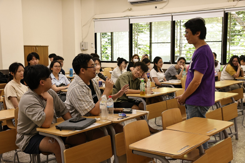 国立清华大学中国文学系多位老师为同学作分享，主要围绕戏剧、台湾电影、古典小说、文字学、写作和文化遗产，内容丰富。