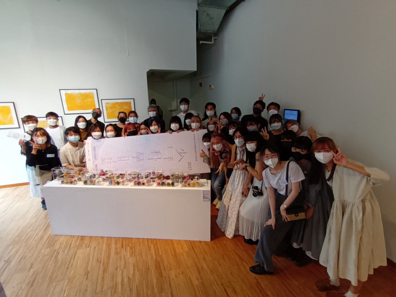 大國際學院視覺藝術副學士課程2022畢業展覽主題為「少年科學日誌」，共展出33位同學的攝影及雕塑作品。