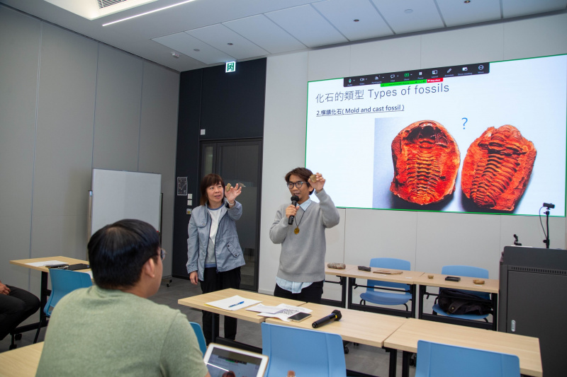 龍德駿先生介紹一件擁有超過四億年歷史的三葉蟲模鑄化石樣本。