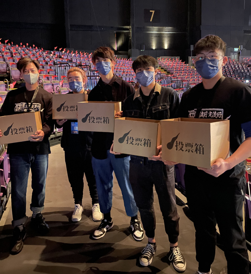 同学们专心聆听点票环节的工作流程，表现专业及发挥团队合作精神。