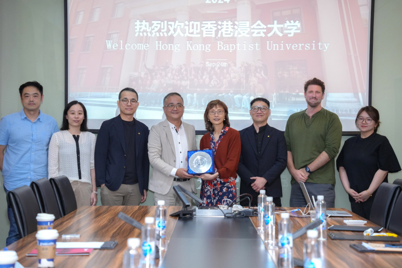 浸大持續教育學院副院長暨國際學院署理總監李南玉博士(左五)獲上海温哥華電影學院程波院長(左四)接待，就雙方的電影教育模式，以及院校與業界的合作策略作交流。