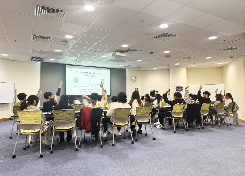 透过MBTI二分法活动，学生大使互相了解彼此的性格。