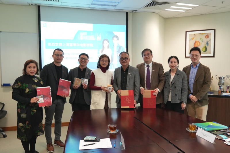 香港浸会大学持续教育学院副院长暨国际学院署理总监李南玉博士（左四）致送纪念品予上海温哥华电影学院程波院长（右四）、陈晓达副院长（右三）及学院代表。