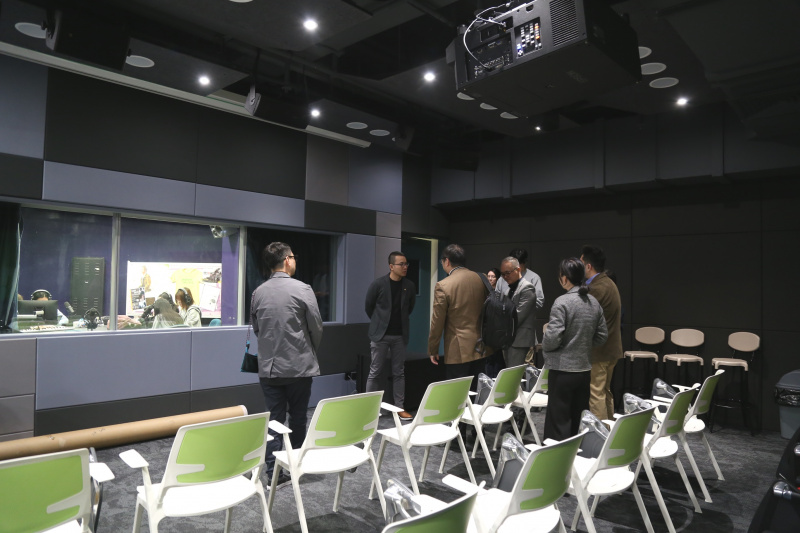 上海温哥华电影学院代表参观浸大石门校园，了解学生学习生活。