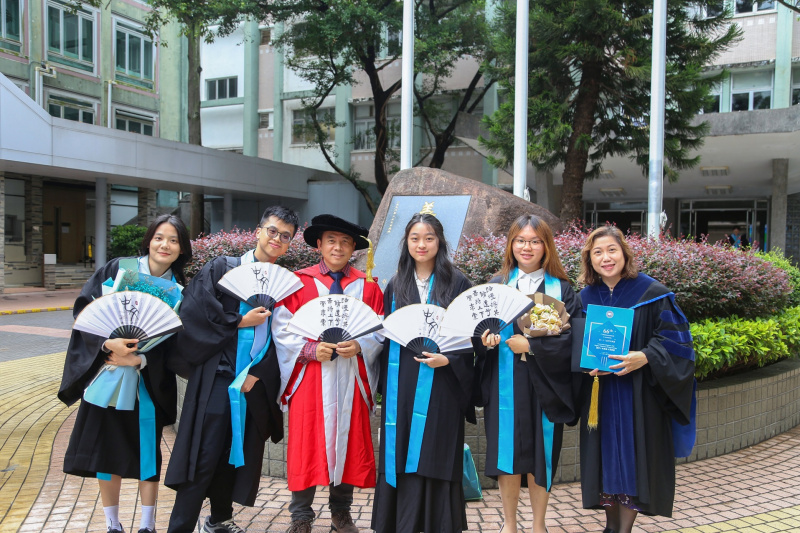 國際學院師生於典禮後合照留念。
