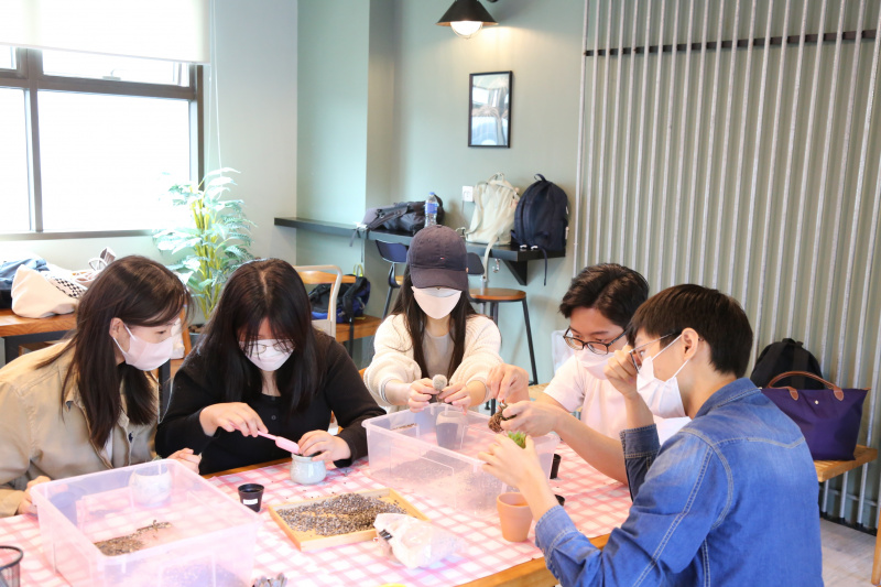 同學參加「超療愈！DIY多⾁植物⼩盆栽」活動悉心為植物移盆，讓植物有合適的空間和養分繼續成長。