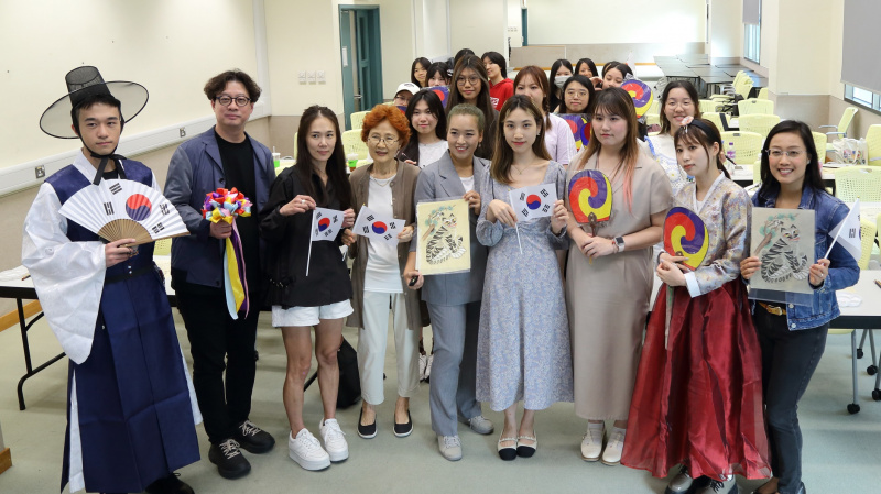 韩国民间艺术导师教授同学绘画充满韩国特色的传统民俗画。在活动中， 同学们了解到韩国民间艺术的特色及绘画技巧，并创作出属于自己的韩式民画。