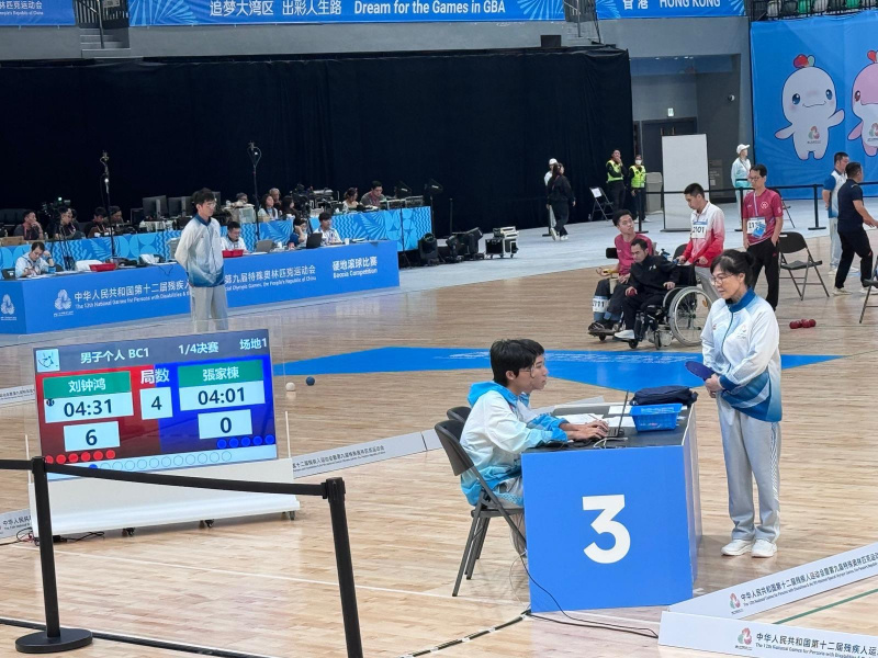 擔任硬地滾球裁判助理的同學，吸收有關作為裁判的實際知識。