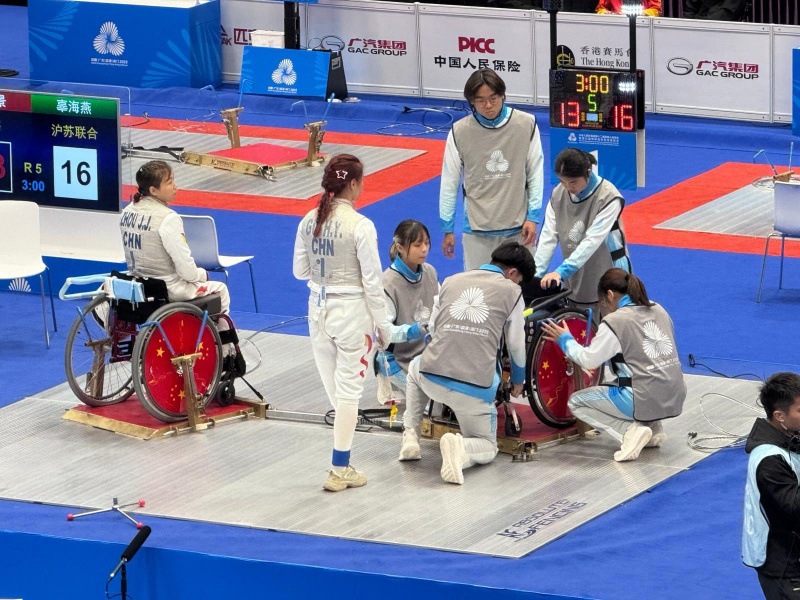 輪椅擊劍設備助理於比賽前協助檢查及調整設備。