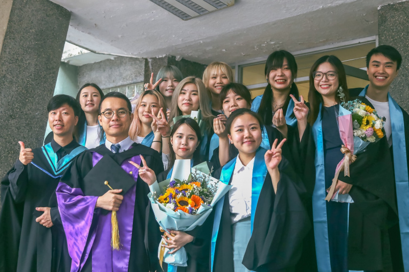 Graduates and lecturers took photos together to capture the special moment. 
