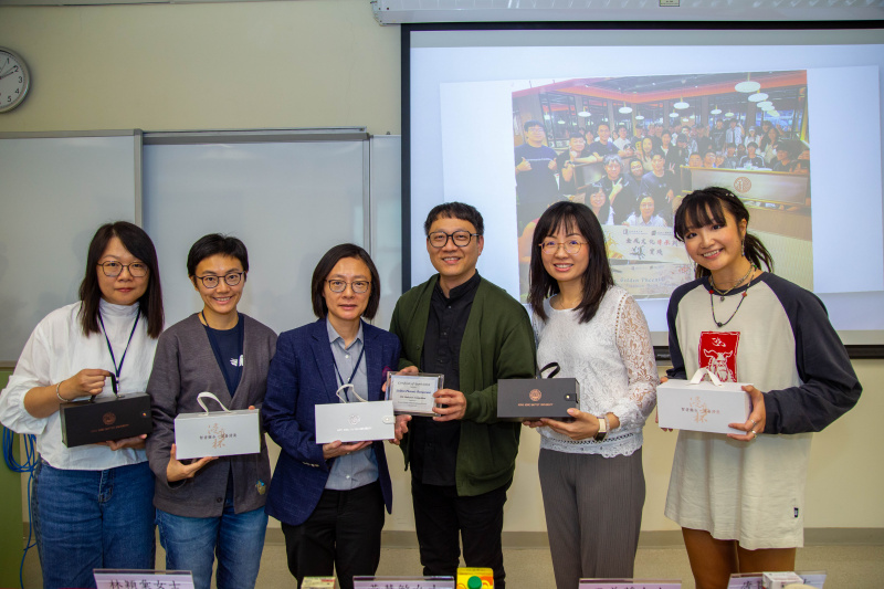 浸大國際學院總監鄭嘉麟博士（右三 ）與本年度合作機構金鳳集團執行董事林穎詩小姐 （左三）及集團代表合照。