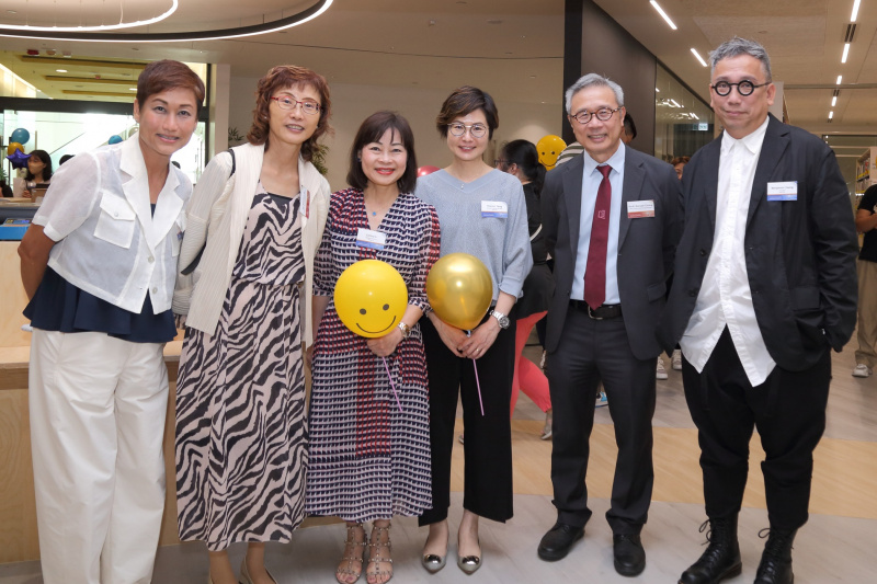 持續教育學院院長鍾志杰教授（右二）與副院長暨國際學院署理總監李南玉博士（左二），偕同國際學院副總監（行政）楊詠珊女士（左一）、項目設計總監曾本治先生（右一）及物業管理公司代表合照。