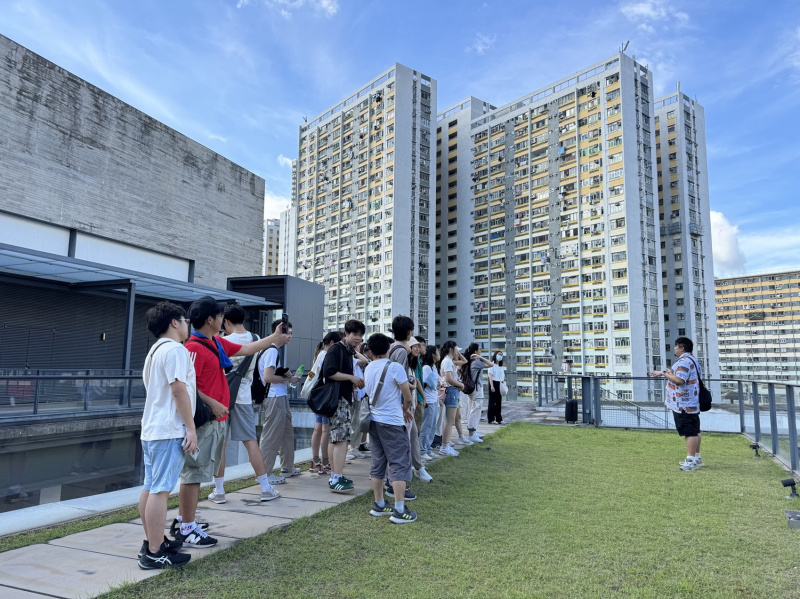 同學專心聆聽導師的講解。