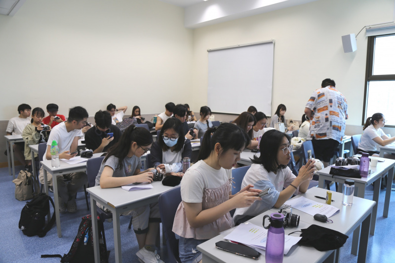 同學投入地學習菲林相機的操作方式、曝光控制及構圖技巧等攝影知識，期待看到自己的作品在校園展示出來。
